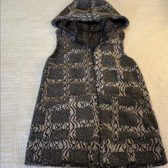 Y2K Faux Fur Hooded Zip Front Vest Medium Fuzzy Pockets NWOT gray tones - Picture 2 of 6